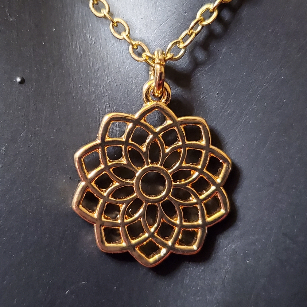 Elegant Gold Flower Pendant Necklace